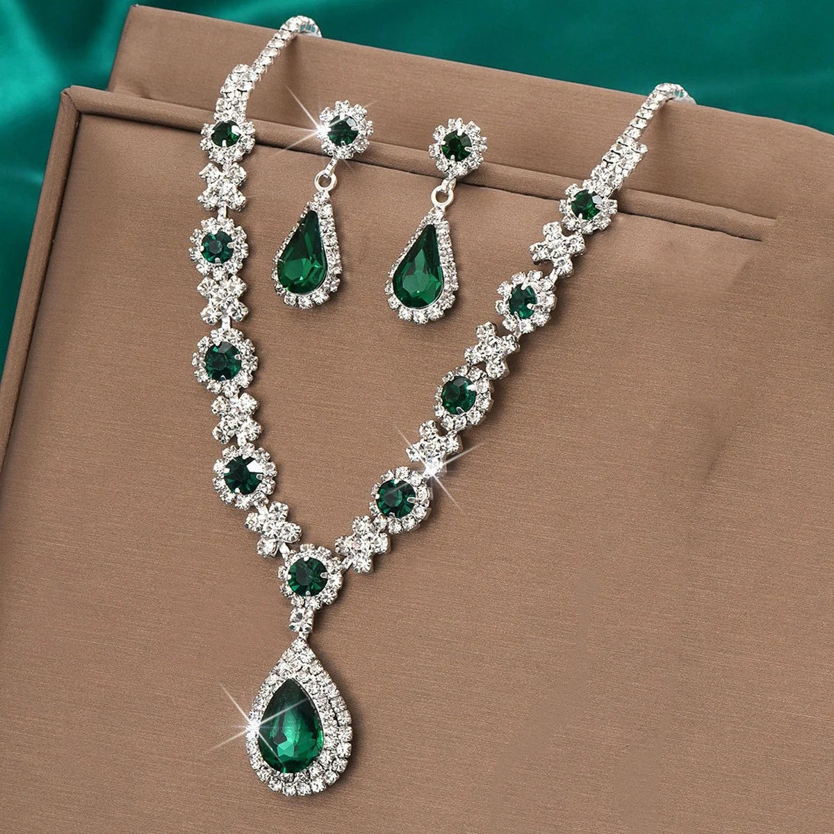 Women’s Geometric Teardrop Necklace & Earrings Set – 3-Piece Claw Chain Design (8056)
