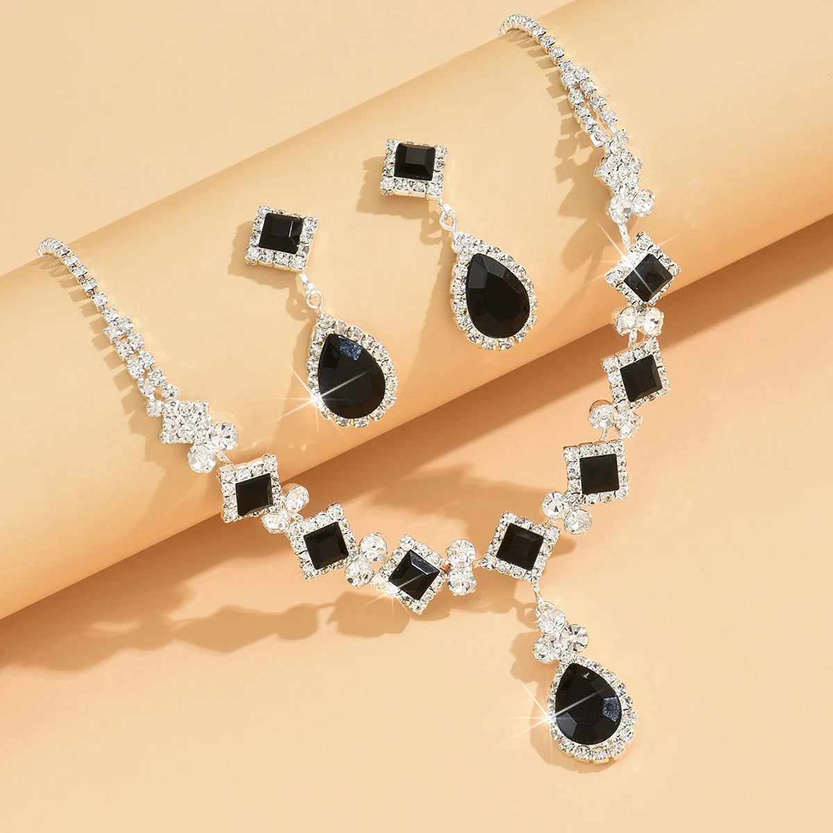 Women’s Geometric Teardrop Necklace & Earrings Set – 3-Piece Claw Chain Design (8056)